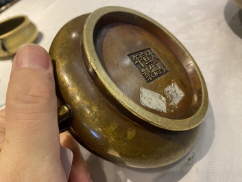 Trois br&ucirc;le-parfums en bronze, marques de Xuande et Gu Shi 古式, Qing/R&eacute;publique