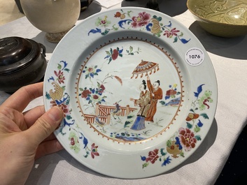 Een Chinees famille rose bord met 'Parasoldames' naar Cornelis Pronk, Qianlong