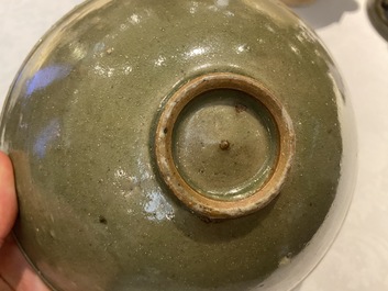 Bol en c&eacute;ladon de Yaozhou &agrave; d&eacute;cor floral sous l'&eacute;mail, Chine, probablement Ming