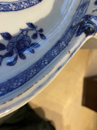 Een groot Chinees blauw-wit dienblad met rocaille handgrepen, Qianlong