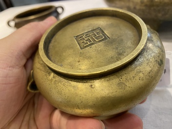 Trois br&ucirc;le-parfums en bronze, marques de Xuande et Gu Shi 古式, Qing/R&eacute;publique