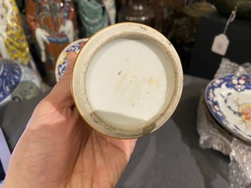 Deux paires d'assiettes et un vase en porcelaine de Chine famille rose, Qianlong