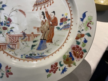 Een Chinees famille rose bord met 'Parasoldames' naar Cornelis Pronk, Qianlong