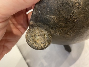 Een zeldzame Chinese bronzen rituele dekselkom voor voedsel, 'Dui', Periode van de Strijdende Staten