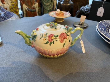 Th&eacute;i&egrave;re couverte en forme de lotus en porcelaine de Chine famille rose, Yongzheng