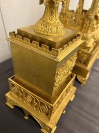Garniture de chemin&eacute;e de style chinois &agrave; pendule en forme de pagode en bronze dor&eacute; &agrave; trois pi&egrave;ces, France, 19&egrave;me