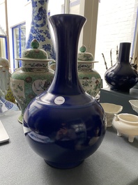 Een Chinese monochrome blauwe flesvormige vaas, Guangxu merk en mogelijk periode