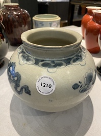 Petit vase en porcelaine de Cor&eacute;e en bleu et blanc, Jos&eacute;on, 19&egrave;me