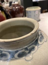 Petit vase en porcelaine de Cor&eacute;e en bleu et blanc, Jos&eacute;on, 19&egrave;me