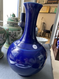 Een Chinese monochrome blauwe flesvormige vaas, Guangxu merk en mogelijk periode