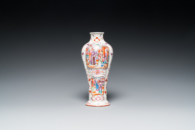 Een Chinese famille rose vaas met mandarijns decor, Qianlong