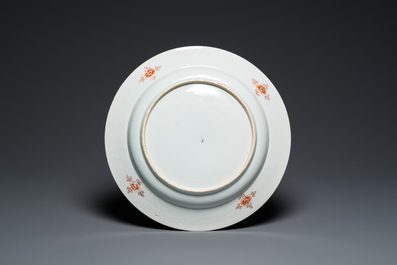 Een Chinese wapenschotel met blauw-wit, verguld en ijzerrood decor, Qianlong