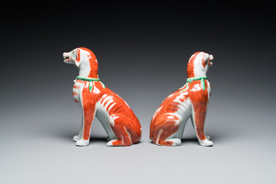 Paire de mod&egrave;les de chiens en porcelaine de Chine polychrome d'exportation, Qianlong