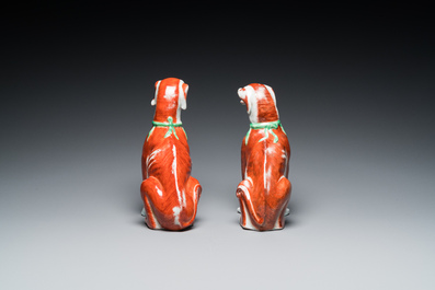 Paire de mod&egrave;les de chiens en porcelaine de Chine polychrome d'exportation, Qianlong