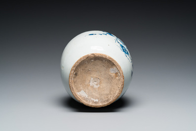 Een blauw-witte Engelse Delftware apothekerspot, wellicht Londen, 18e eeuw