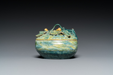 Terrine couverte en forme de melon sur son support en forme de feuille en fa&iuml;ence polychrome de Delft, 18&egrave;me