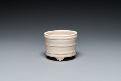 Een Chinese Dehua blanc de Chine driepotige wierookbrander, Kangxi
