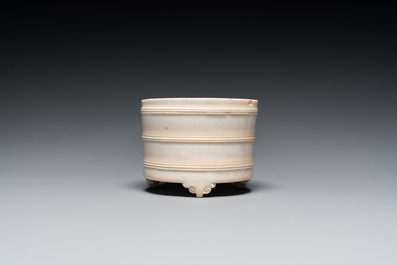 Een Chinese Dehua blanc de Chine driepotige wierookbrander, Kangxi