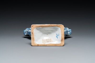 Tulipi&egrave;re en fa&iuml;ence de Delft en bleu et blanc &agrave; d&eacute;cor de vases aux fleurs, 19&egrave;me