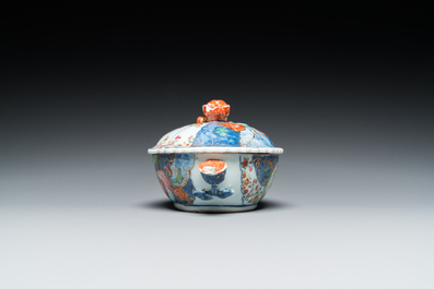 Een kleine Chinese famille rose terrine met decor van tabaksbladeren, Qianlong