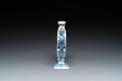 Tulipi&egrave;re en fa&iuml;ence de Delft en bleu et blanc &agrave; d&eacute;cor de vases aux fleurs, 19&egrave;me