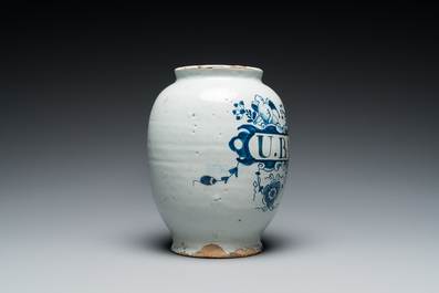 Een blauw-witte Engelse Delftware apothekerspot, wellicht Londen, 18e eeuw