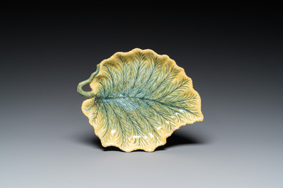 Terrine couverte en forme de melon sur son support en forme de feuille en fa&iuml;ence polychrome de Delft, 18&egrave;me