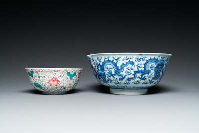Drie Chinese famille rose schotels en twee kommen, Qianlong en later