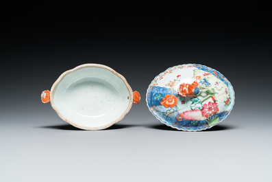 Een kleine Chinese famille rose terrine met decor van tabaksbladeren, Qianlong