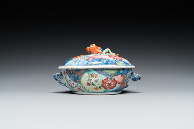 Een kleine Chinese famille rose terrine met decor van tabaksbladeren, Qianlong