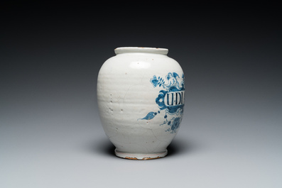 Een blauw-witte Engelse Delftware apothekerspot, wellicht Londen, 18e eeuw