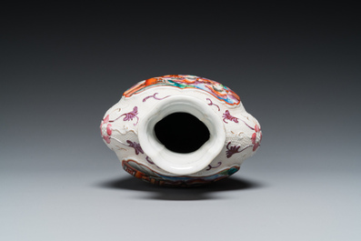 Een Chinese famille rose vaas met mandarijns decor, Qianlong
