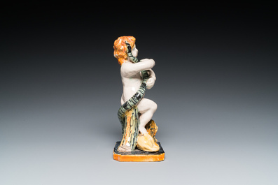 Sculpture d'un putto au serpent reposant sur un lion en fa&iuml;ence polychrome de Bruxelles, fin du 18&egrave;me