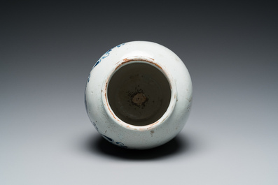 Een blauw-witte Engelse Delftware apothekerspot, wellicht Londen, 18e eeuw