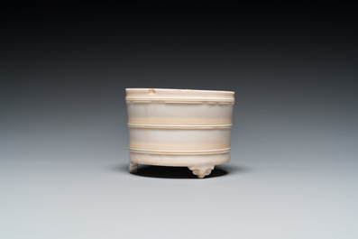 Een Chinese Dehua blanc de Chine driepotige wierookbrander, Kangxi