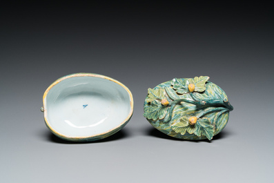 Terrine couverte en forme de melon sur son support en forme de feuille en fa&iuml;ence polychrome de Delft, 18&egrave;me