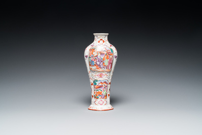 Een Chinese famille rose vaas met mandarijns decor, Qianlong