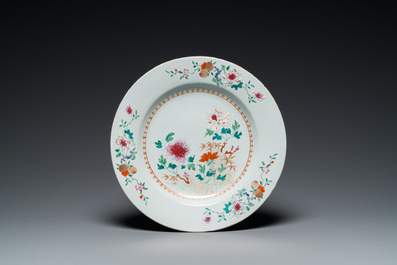 Drie Chinese famille rose schotels en twee kommen, Qianlong en later