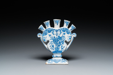 Tulipi&egrave;re en fa&iuml;ence de Delft en bleu et blanc &agrave; d&eacute;cor de vases aux fleurs, 19&egrave;me