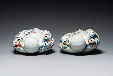 Een paar Chinese famille rose sculpturen van Boeddha, Zhu Mao Ji Zao 朱茂記造 merk, Republiek