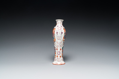 Een Chinese famille rose vaas met mandarijns decor, Qianlong
