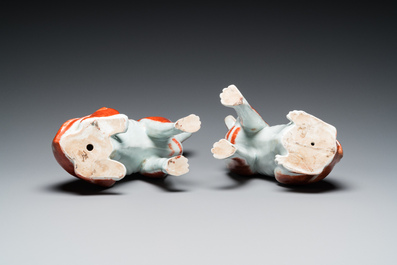 Paire de mod&egrave;les de chiens en porcelaine de Chine polychrome d'exportation, Qianlong