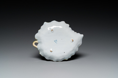 Terrine couverte en forme de melon sur son support en forme de feuille en fa&iuml;ence polychrome de Delft, 18&egrave;me