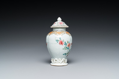 Een Chinese famille rose theebus met een vogel op een rots, Yongzheng