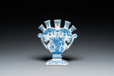 Tulipi&egrave;re en fa&iuml;ence de Delft en bleu et blanc &agrave; d&eacute;cor de vases aux fleurs, 19&egrave;me