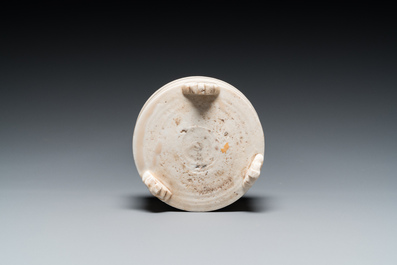 Een Chinese Dehua blanc de Chine driepotige wierookbrander, Kangxi