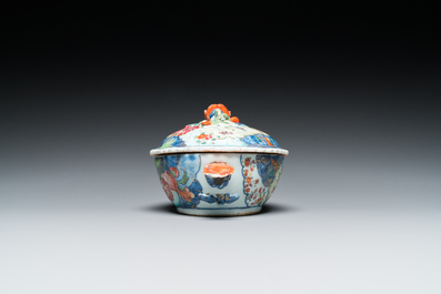 Een kleine Chinese famille rose terrine met decor van tabaksbladeren, Qianlong
