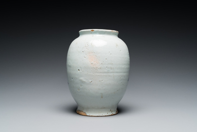 Een blauw-witte Engelse Delftware apothekerspot, wellicht Londen, 18e eeuw