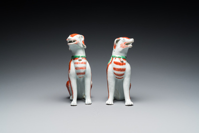 Paire de mod&egrave;les de chiens en porcelaine de Chine polychrome d'exportation, Qianlong