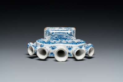 Tulipi&egrave;re en fa&iuml;ence de Delft en bleu et blanc &agrave; d&eacute;cor de vases aux fleurs, 19&egrave;me